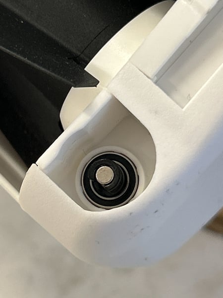 sidebrushwbearingandmagSide brush cavity with bearing and magnet present, no damage to coupler